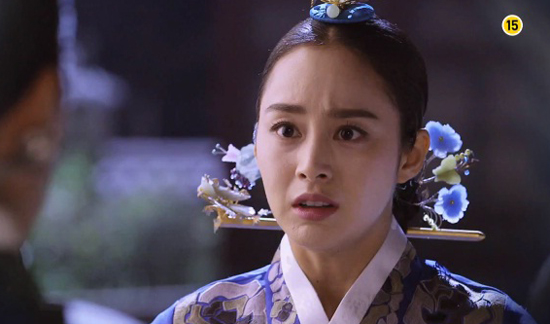 Jang Ok Jung (Kim Tae Hee) lập đàn cúng tế trong cung 4