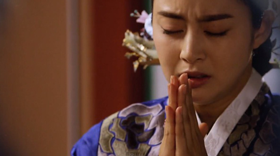 Jang Ok Jung (Kim Tae Hee) lập đàn cúng tế trong cung 1