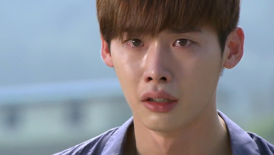 Soo Ha (Lee Jong Suk) hoảng loạn khi thấy máu người yêu 1