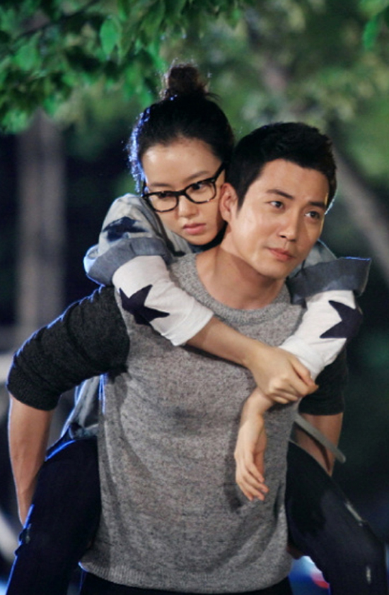 Mỹ nam g&ograve; lưng c&otilde;ng Moon Chae Won say xỉn 1