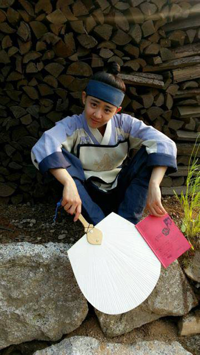 "Nữ thần lửa" Moon Geun Young khoe sắc bên hoa 2