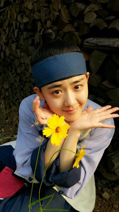 "Nữ thần lửa" Moon Geun Young khoe sắc bên hoa 1