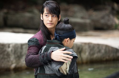 Moon Geun Young thay đồ sau lưng Kim Bum 6