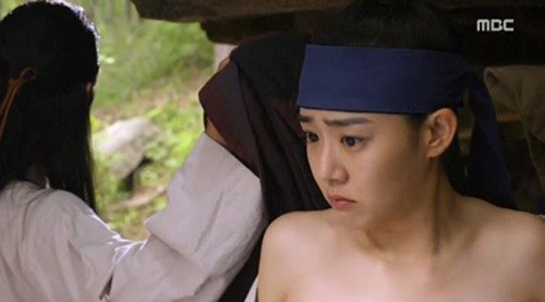 Moon Geun Young thay đồ sau lưng Kim Bum 7