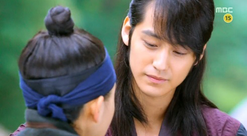 Moon Geun Young thay đồ sau lưng Kim Bum 3