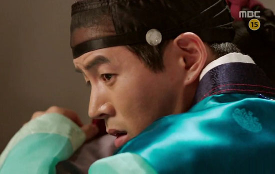 Yoo Jung (Moon Geun Young) bị bắt quả tang thân mật với Hoàng tử 2