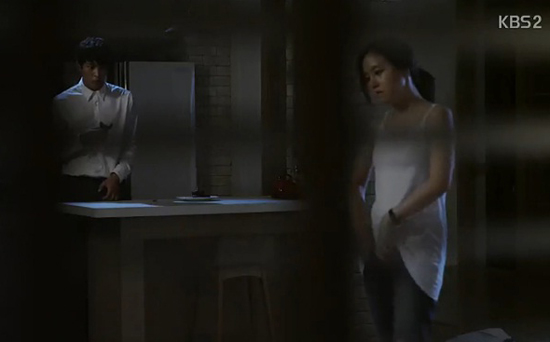 Moon Chae Won v&ocirc; tư cởi &aacute;o trước mặt trai lạ 4