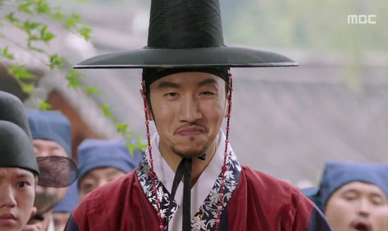 Yoo Jung (Moon Geun Young) bị bắt quả tang thân mật với Hoàng tử 6