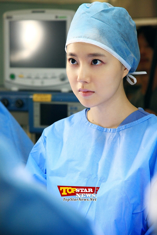 “Bác sĩ” Moon Chae Won căng thẳng trong phòng phẫu thuật 1