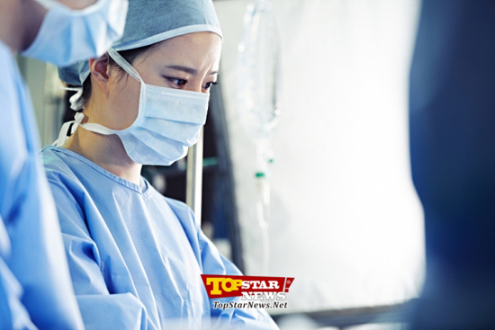 “Bác sĩ” Moon Chae Won căng thẳng trong phòng phẫu thuật 3