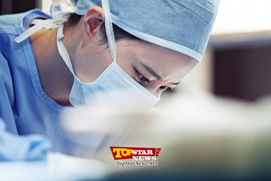 “Bác sĩ” Moon Chae Won căng thẳng trong phòng phẫu thuật 4