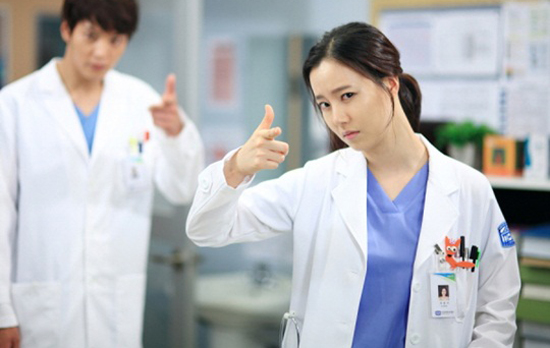 “Bác sĩ” Moon Chae Won căng thẳng trong phòng phẫu thuật 6