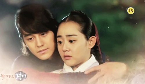 Kim Bum ôm chặt Moon Geun Young từ phía sau 2