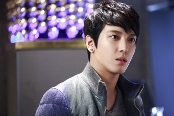 Jung Yong Hwa "hớp hồn" fan nữ bằng vẻ trầm ngâm 6