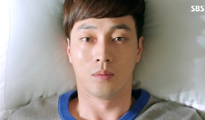 Joong Won (So Ji Sub) cùng người yêu tay trong tay trên giường 7