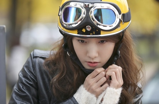 Yoona hớn hở cưỡi xe máy lượn phố 2