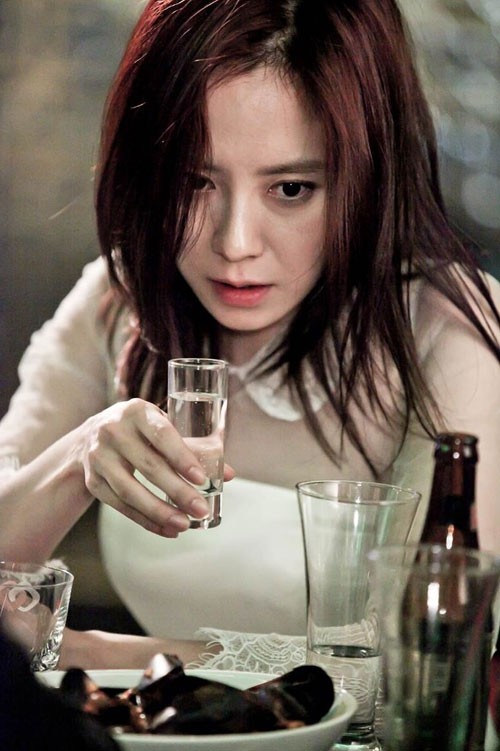 Song Ji Hyo, ngôi sao phim hài nổi tiếng của Hàn Quốc, cũng có thể say xỉn. Sức thu hút của cô ấy khiến cho các fan hâm mộ liên tục háo hức đón xem dấu vết cuộc sống của cô ấy với ly rượu trong tay.