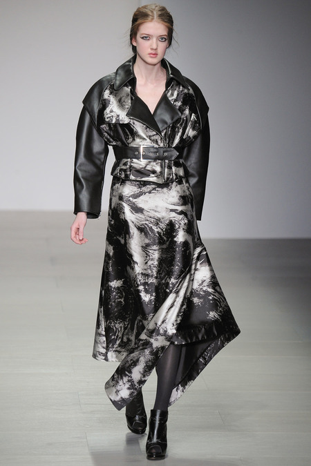 Hoàng Thùy tự tin sải bước trên sàn diễn London Fashion Week 6
