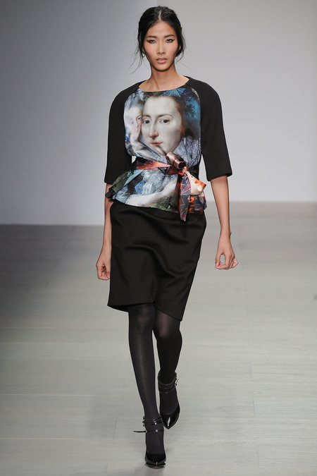 Hoàng Thùy tự tin sải bước trên sàn diễn London Fashion Week 5