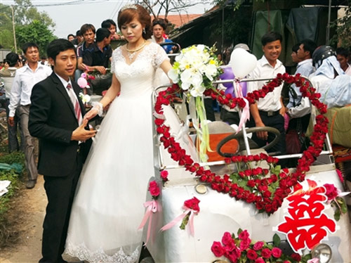 Lễ rước dâu bằng dàn "siêu xe"... công nông ở Hà Nội 8