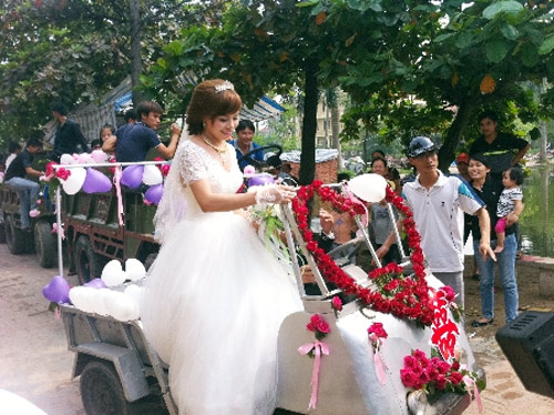 Lễ rước dâu bằng dàn "siêu xe"... công nông ở Hà Nội 7