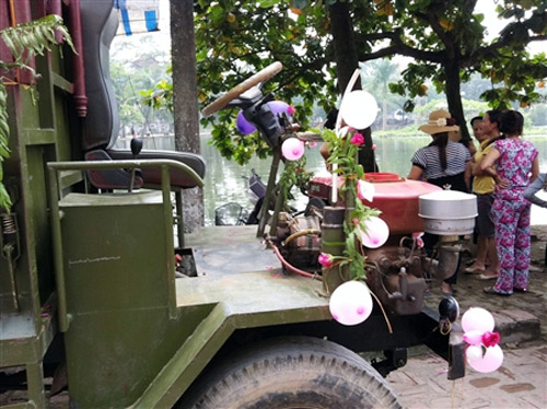 Lễ rước dâu bằng dàn "siêu xe"... công nông ở Hà Nội 4