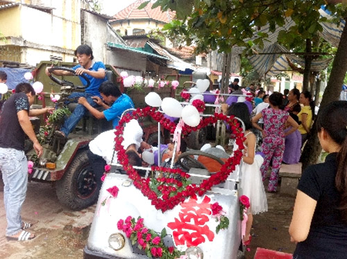 Lễ rước dâu bằng dàn "siêu xe"... công nông ở Hà Nội 1