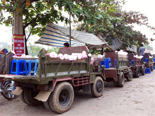 Lễ rước dâu bằng dàn "siêu xe"... công nông ở Hà Nội 2
