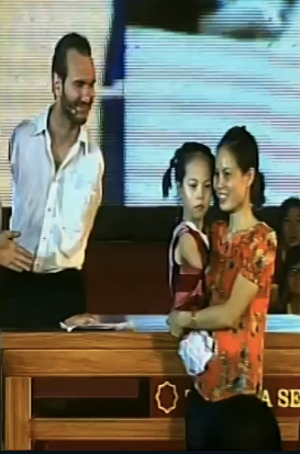 Cuộc gặp gỡ kì diệu giữa Nick Vujicic và cô bé không tay không chân 16