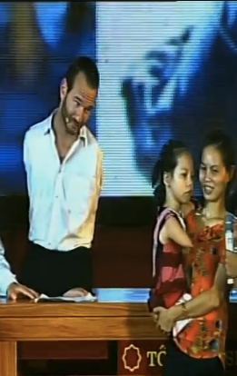 Cuộc gặp gỡ kì diệu giữa Nick Vujicic và cô bé không tay không chân 17