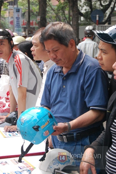 Những chuyện dở kh&oacute;c dở cười trong ng&agrave;y đầu đổi mũ bảo hiểm xịn 10