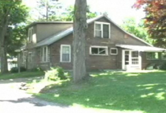Điểm danh những người sống với... x&aacute;c chết 3