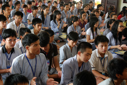 Nghỉ hè, giới trẻ kéo nhau lên chùa học đạo 1 Nghỉ hè, giới trẻ kéo nhau lên chùa học đạo 1