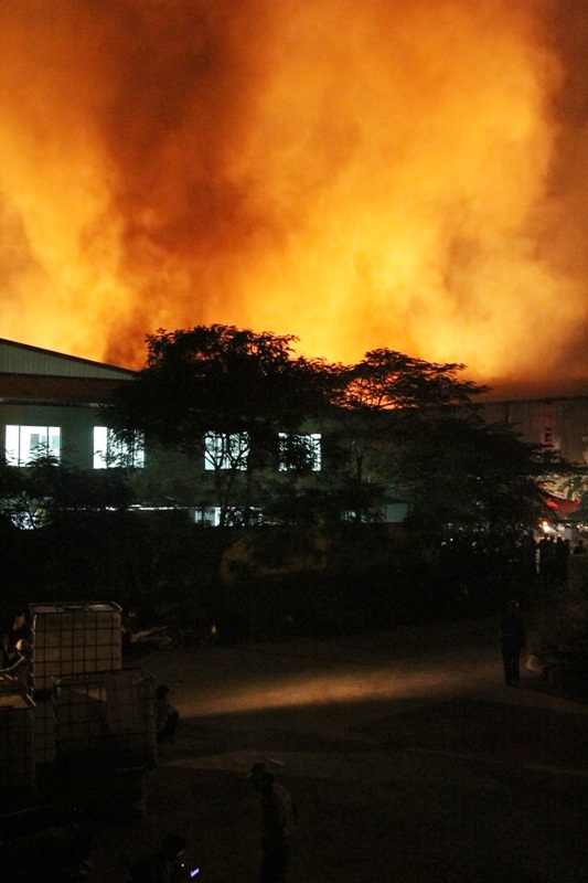 10.000m2 kho tại KCN Quang Minh bị thi&ecirc;u rụi ho&agrave;n to&agrave;n trong đ&ecirc;m 2