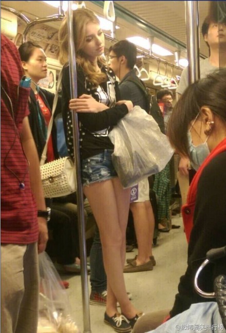 Cô gái chân dài, xinh đẹp nổi tiếng vì bị chụp lén trên tàu điện ngầm 1