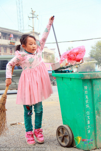 Cô bé 5 tuổi chăm chỉ quét rác trên đường phố giúp bà  3
