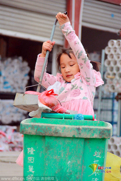 Cô bé 5 tuổi chăm chỉ quét rác trên đường phố giúp bà  4