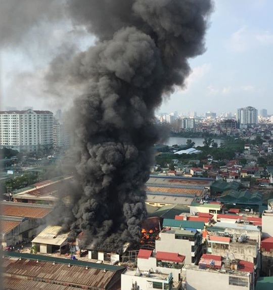 Hà Nội: Cháy kho gỗ giữa khu dân cư, hàng trăm lính cứu hỏa tham gia dập lửa 1