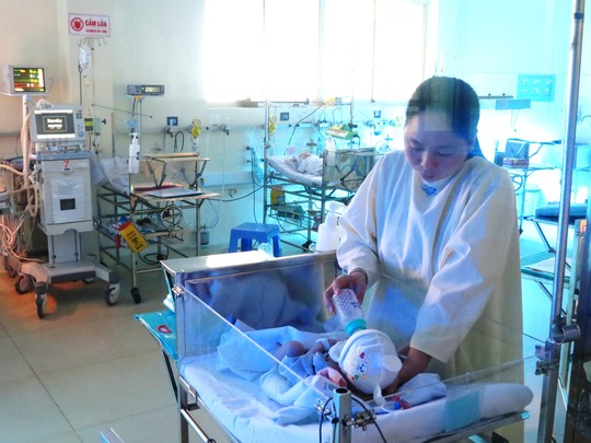 Ngày mai, bé sơ sinh văng khỏi bụng mẹ được về nhà 1