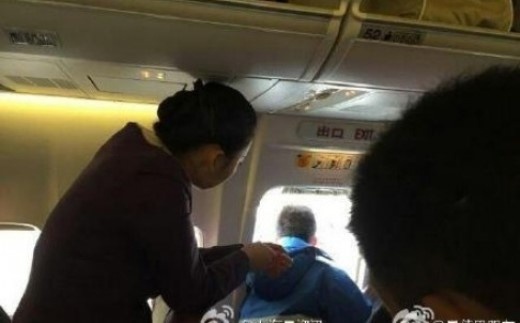 Hành khách Trung Quốc mở cửa thoát hiểm máy bay để... hóng mát 1