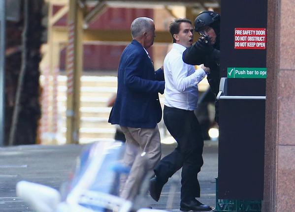 Các con tin trong vụ bắt cóc ở Sydney "hoàn toàn kiệt sức" 19