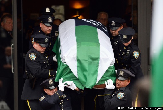 Hình ảnh gây shock trong đám tang lớn nhất lịch sử của Sở cảnh sát New York 1