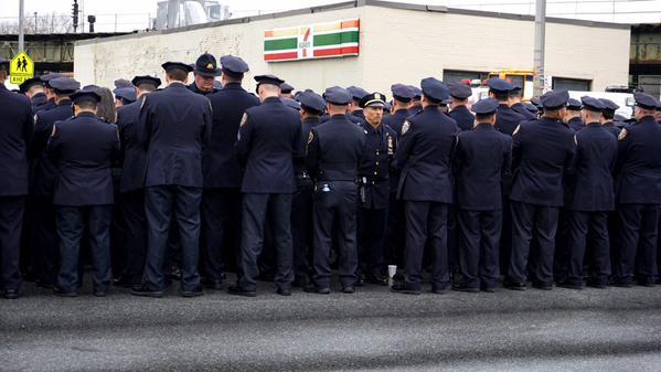 Hình ảnh gây shock trong đám tang lớn nhất lịch sử của Sở cảnh sát New York 9