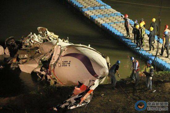 Xác máy bay Đài Loan tan nát khi được trục vớt khỏi mặt nước 9