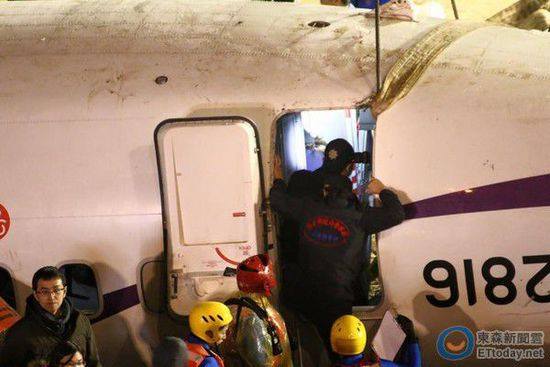 Xác máy bay Đài Loan tan nát khi được trục vớt khỏi mặt nước 8