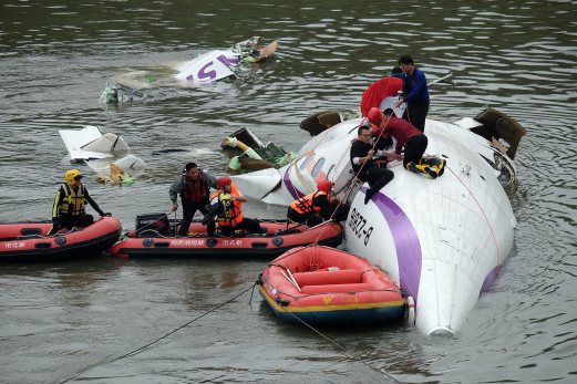 Máy bay Đài Loan chở 58 người rơi xuống sông, ít nhất 31 người chết 4