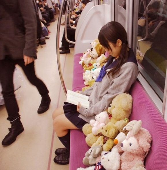 Chết cười với những cảnh tượng lạ lùng chỉ có trên tàu điện ở Nhật Bản 7