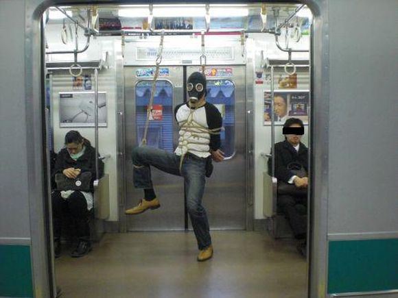 Chết cười với những cảnh tượng lạ lùng chỉ có trên tàu điện ở Nhật Bản 8