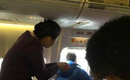 Trung Quốc: 25 hành khách bị bắt do mở cửa thoát hiểm máy bay 1