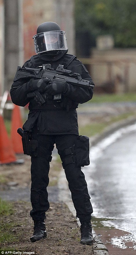Chùm ảnh lính đặc nhiệm ráo riết truy lùng các nghi phạm xả súng ở Paris 13